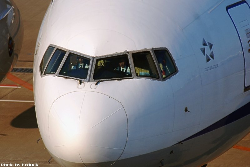 ANA B777-281(JA8199)@Haneda_1(2)_20100910.jpg