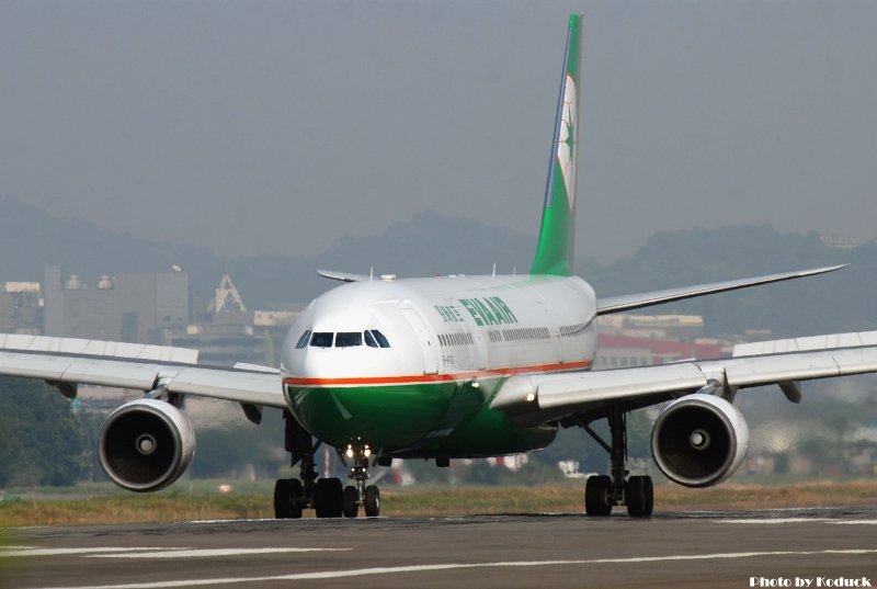 EVA Air A330-203(B-16301)@RCSS_1(2)_20110320.jpg