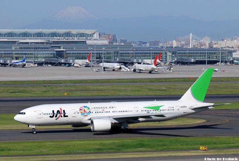 JAL B777-246(JA8984)@Haneda_1(2)_20110515.jpg