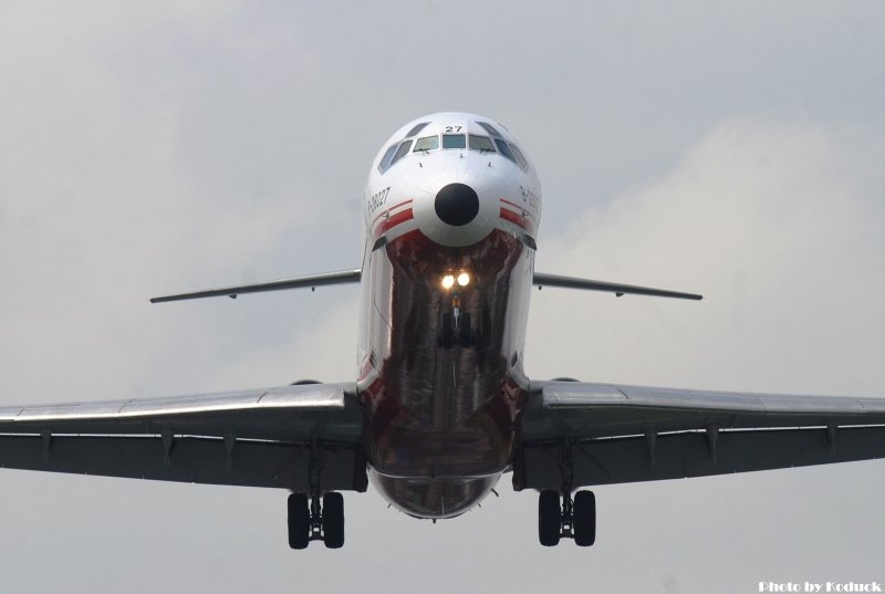 FAT MD-83(DC-9-83)(B-28027)@RCSS_2(2)_20110216.jpg