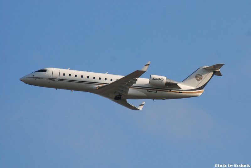 Canadair CL-600-2B19 Regional Jet CRJ-200(N888AU)@TIA_1(2)_20101201.jpg