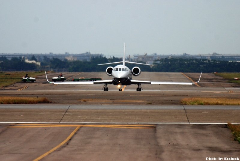 Skyservice Business Aviation Dassault Falcon 2000LX(C-GSLU)@TIA_3(2)_20101105.jpg