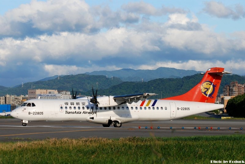 TransAsia Airways ATR72-500(B-22805)@RCSS_1(2)_20100722.jpg