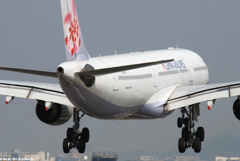 China Airlines A330-302(B-18351)@RCSS_1(2)_20110320.jpg