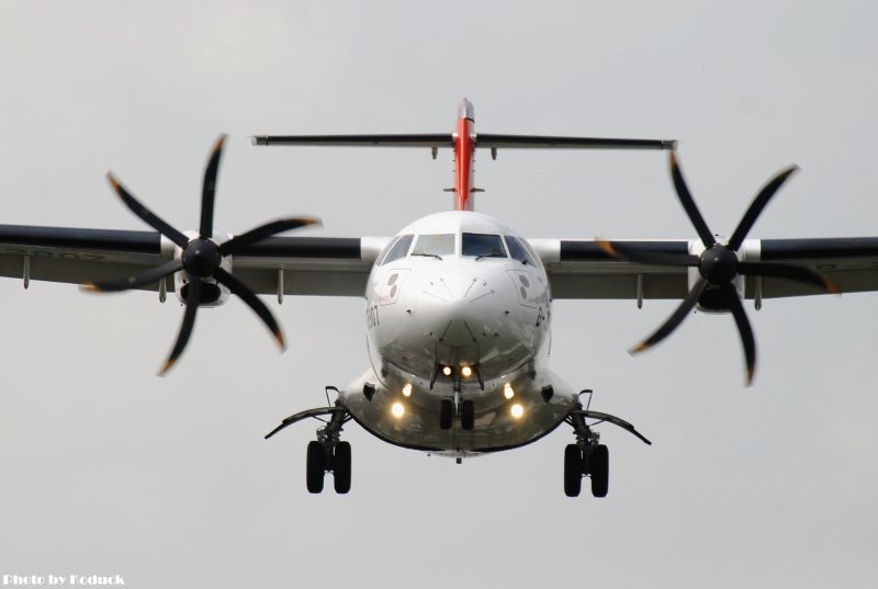 TransAsia Airways ATR72-500(B-22811)@RCSS_1(2)_20110216.jpg