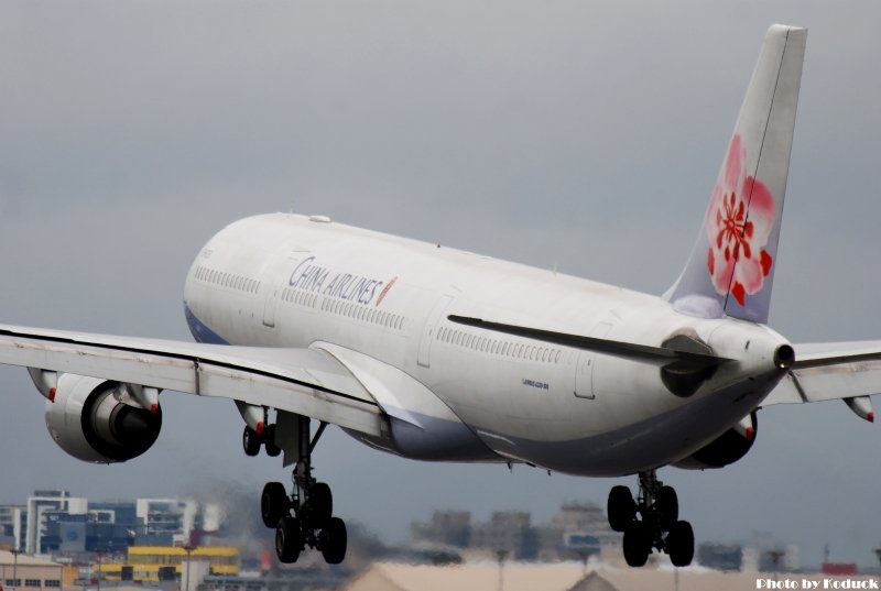 China Airlines A330-302(B-18351)@RCSS_1(2)_20110322.jpg