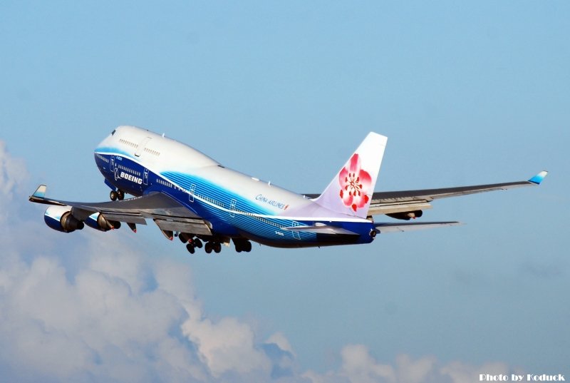 China Airlins B747-409(B-18210)@TIA_6(2)_20100820.jpg