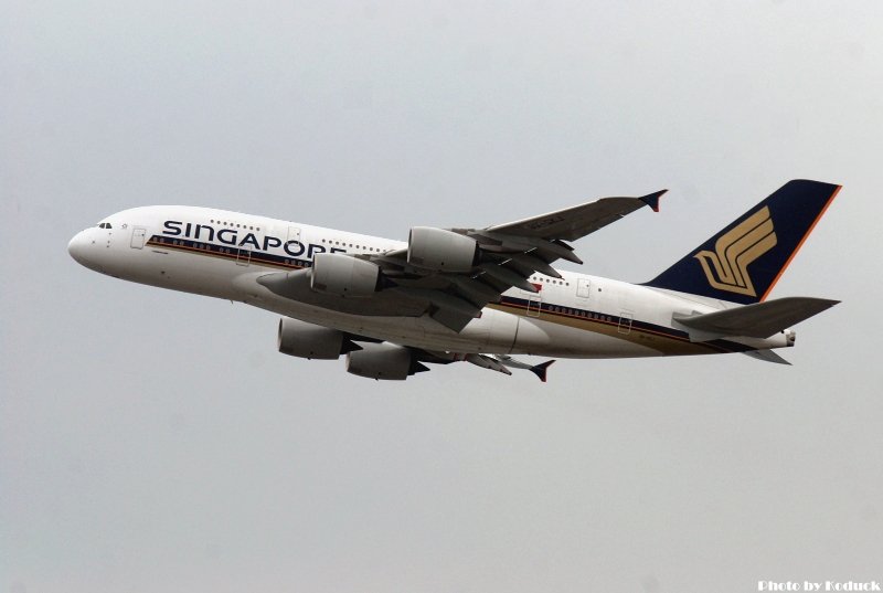 Singapore Airlines A380-841(9V-SKJ)@VHHH_2(2)_20101210.jpg