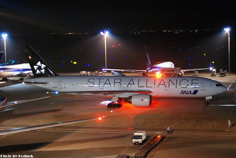 ANA B777-281(JA711A)@Haneda_2(2)_20110513.jpg