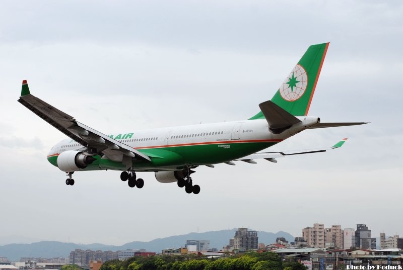 EVA Air A330-203(B-16309)@RCSS_1(2)_20110501.jpg