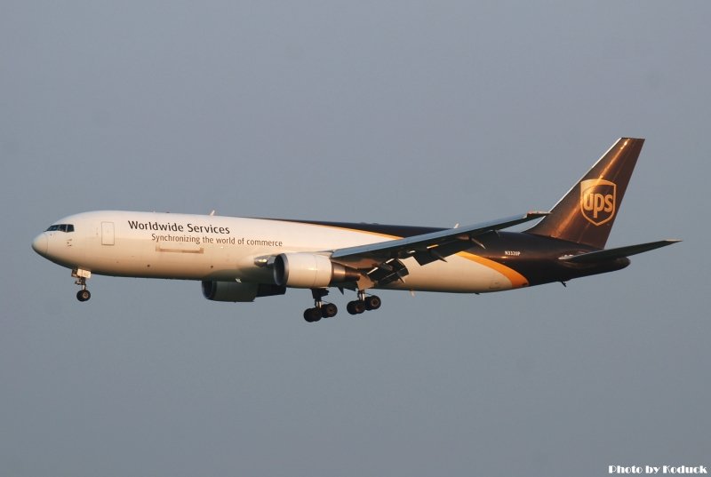 UPS B767-300ER(N332UP)@TIA_1(2)_20100608.jpg