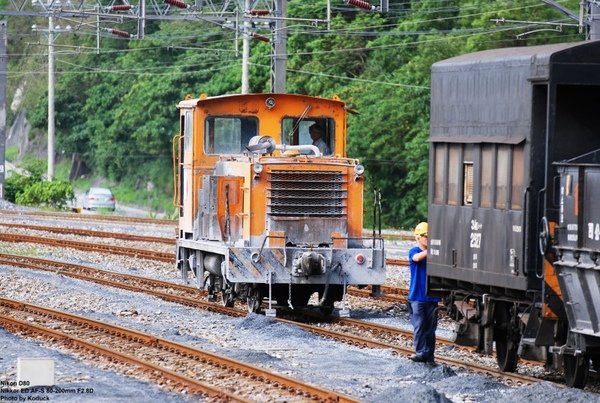 和仁站內幸福水泥調車機_1(2)_20090415.jpg