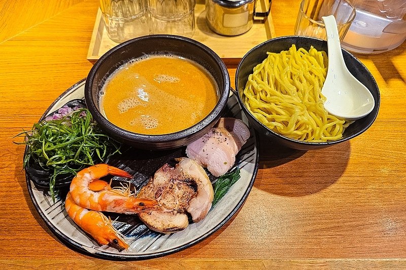 女兒推薦排隊拉麵，隱家拉麵公館店