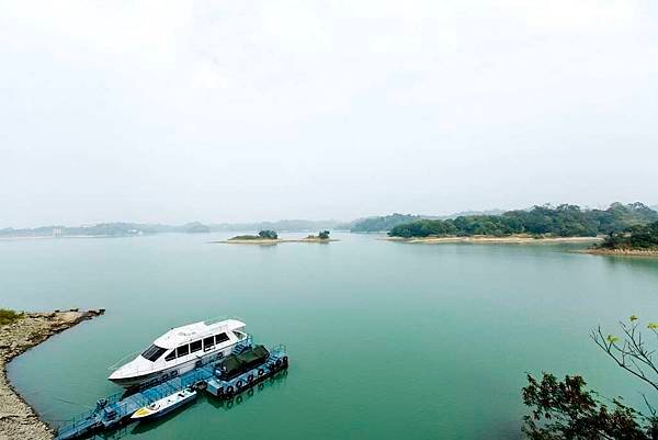 烏山頭水庫由空中鳥瞰之下狀似珊瑚，又名「珊瑚潭」.jpg