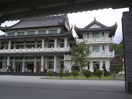 其屋頂建築與一般寺廟不同.jpg