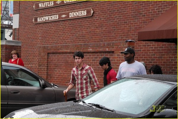 The Jonas Brothers Hit Up Pancake Pantry 3