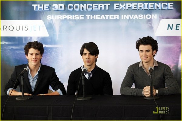 Jonas Brothers Surprise Nyack&apos;s Palisades Mall