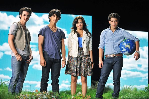 Jonas Bros &amp; Demi Lovato (HQ) 