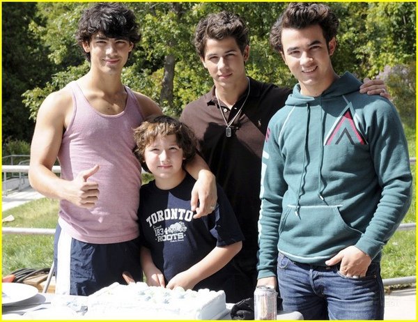 jonas-brothers-nick-bday-01.jpg