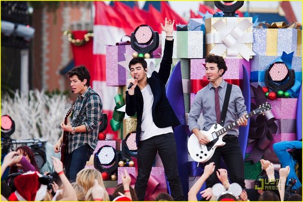 jonas-brothers-summertime-anthem-01.jpg