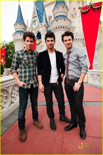 jonas-brothers-summertime-anthem-04.jpg