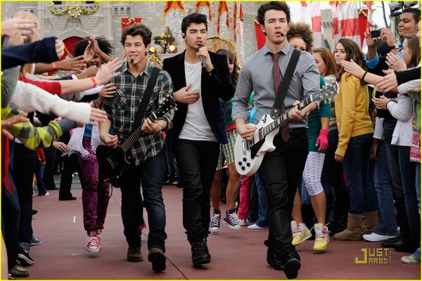 jonas-brothers-summertime-anthem-05.jpg