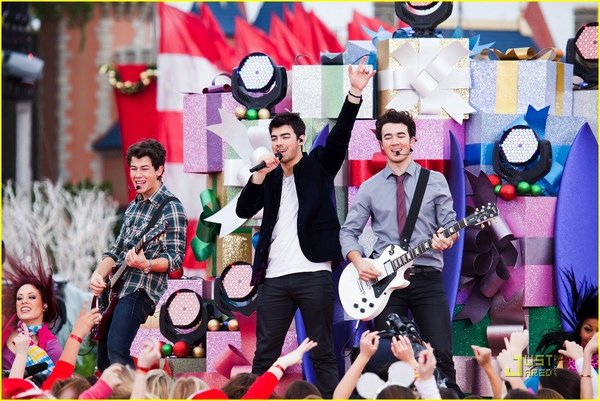 jonas-brothers-summertime-anthem-08.jpg