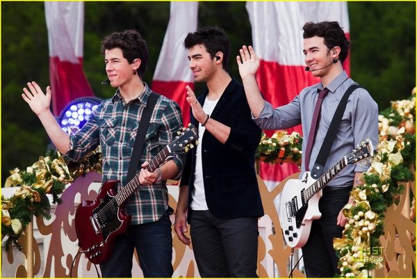 jonas-brothers-summertime-anthem-10.jpg