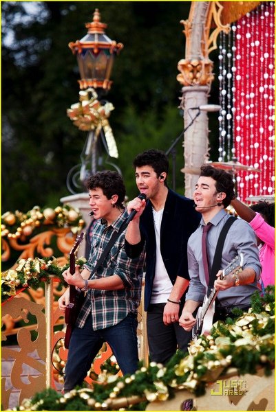 jonas-brothers-summertime-anthem-14.jpg