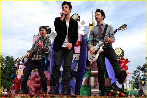 jonas-brothers-summertime-anthem-15.jpg