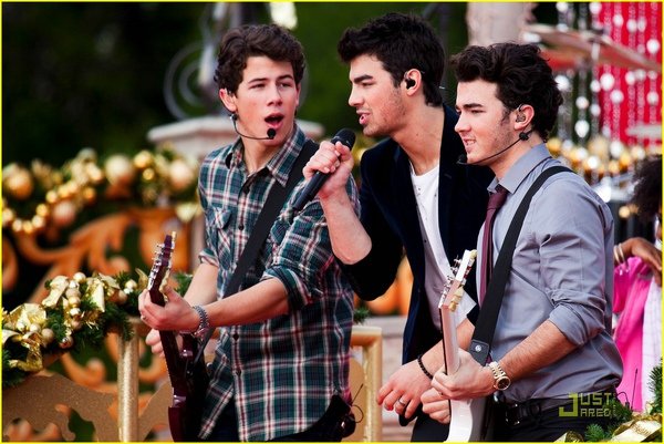 jonas-brothers-summertime-anthem-19.jpg