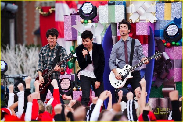 jonas-brothers-summertime-anthem-23.jpg