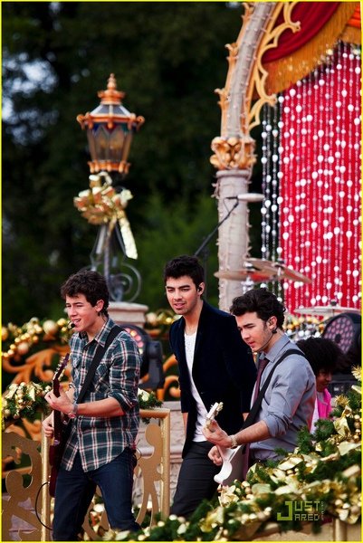 jonas-brothers-summertime-anthem-24.jpg