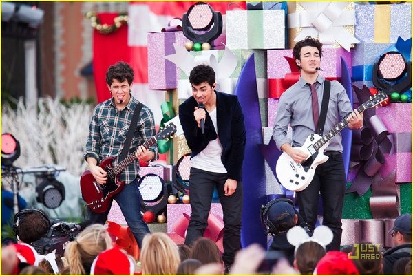 jonas-brothers-summertime-anthem-27.jpg