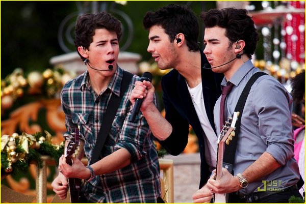 jonas-brothers-summertime-anthem-28.jpg