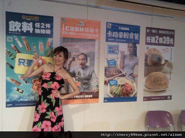 20110828開演前與seven-11開演前3與舞台佈置.jpg