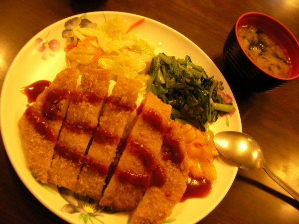 20100405行動之前的炸豬排飯~清明節南京東路上的餐館都不開!.JPG