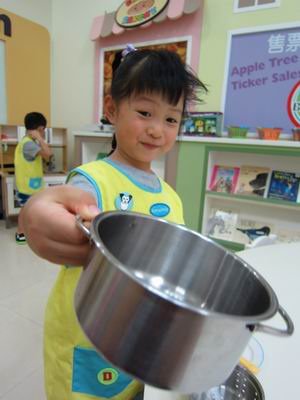 2014.8.12~在幼兒園煮飯3.JPG