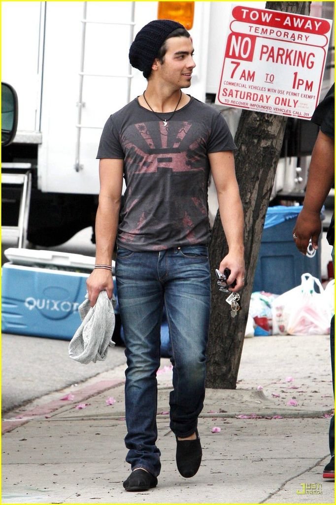 Joe-Jonas-is-TOMS-Shoes-Smiley-joe-jonas-11413601-814-1222