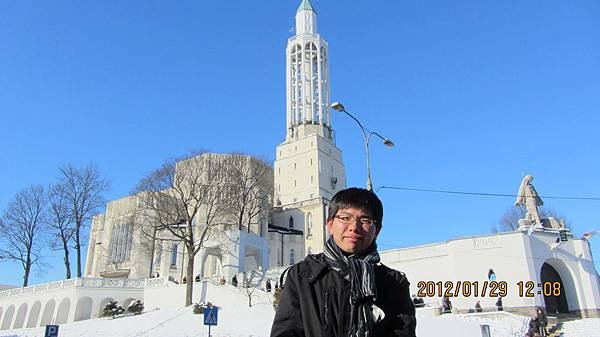 與Białystok的白色大教堂Church of St. Roch合照