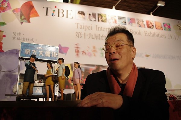 老師與首度亮相的夜市模型合影.JPG