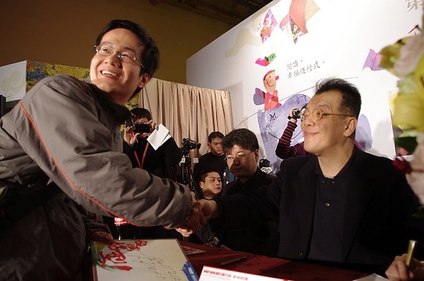 老師與讀者握手拍照.JPG