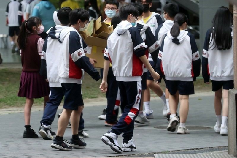 學生互動親密被記警告…這高中「禁愛令」惹議 教部將發函各校檢