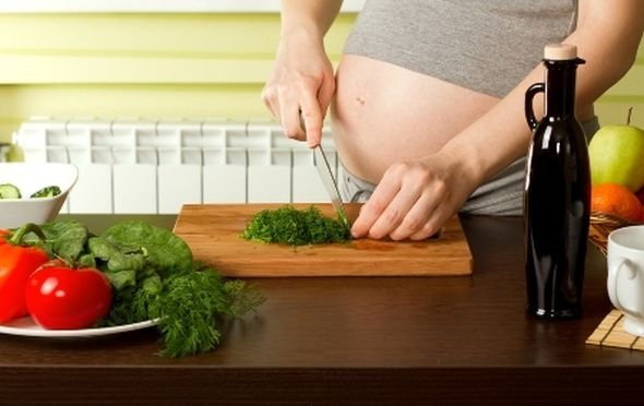 pregnant-woman-cooking-vegan