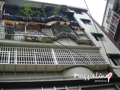 白色鐵窗裝上去了