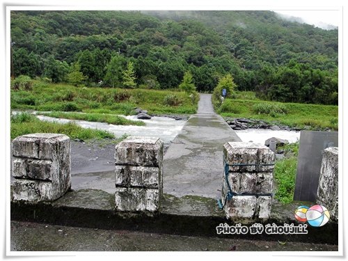 車子走過這湍急的河水上的小便橋真是生死一線間