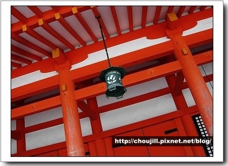 不只建築物採對稱式設計，就連掛燈～也是左、右側相同花色