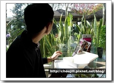 丁大爺在餐廳吃自己帶的素食便當，很特別=.=