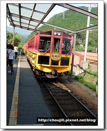 柴油動力列車頭嵯峨野號