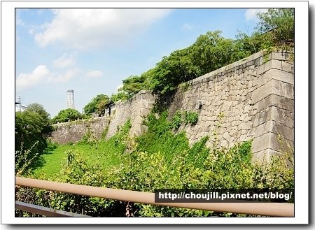 雄偉的護城河，大量巨石堆砌的石垣是德川大坂城固若金湯的象徵